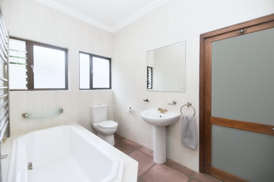 5 Bedroom Property for Sale in Fernkloof Estate Western Cape